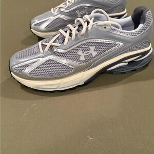 Brand New Under Armour Adult Unisex Apparition Silver and Gray Athletic Shoes